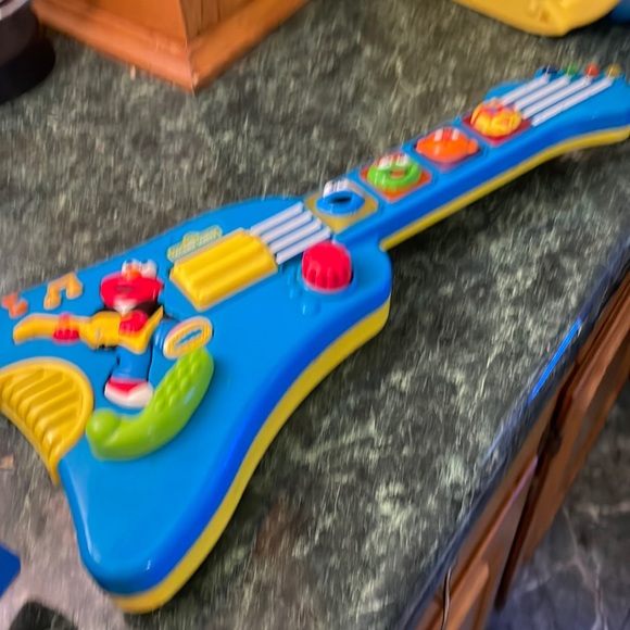 1998 TYCO SESAME STREET. ELMO playing the guitar.  Used but lots of life left - Picture 1 of 7
